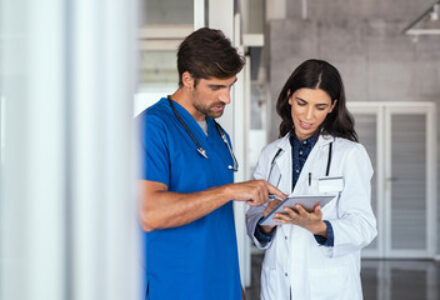 Ambulanz fuer Nierentransplantation Aerzte im Gespraech